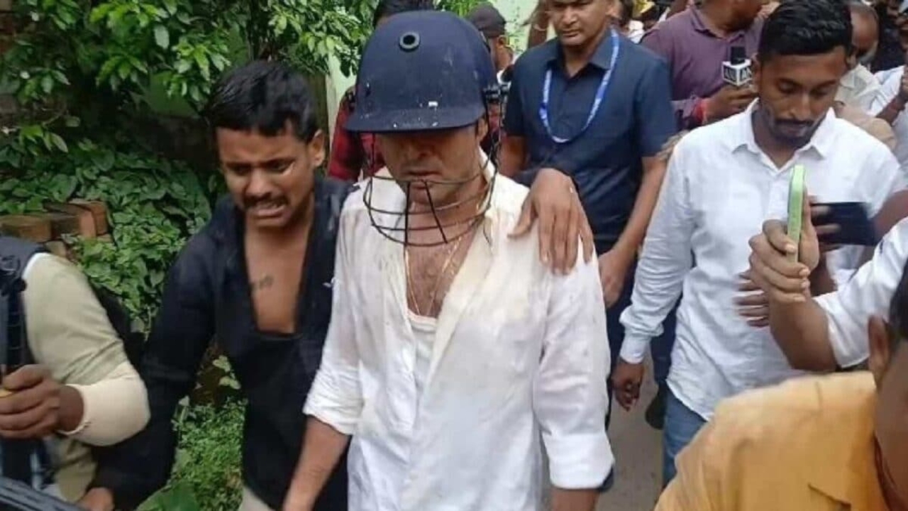अभिषेक को घेरा, सड़क पर फूटा गुस्सा, अंडे-पत्थरों के बीच बचानी पड़ी जान