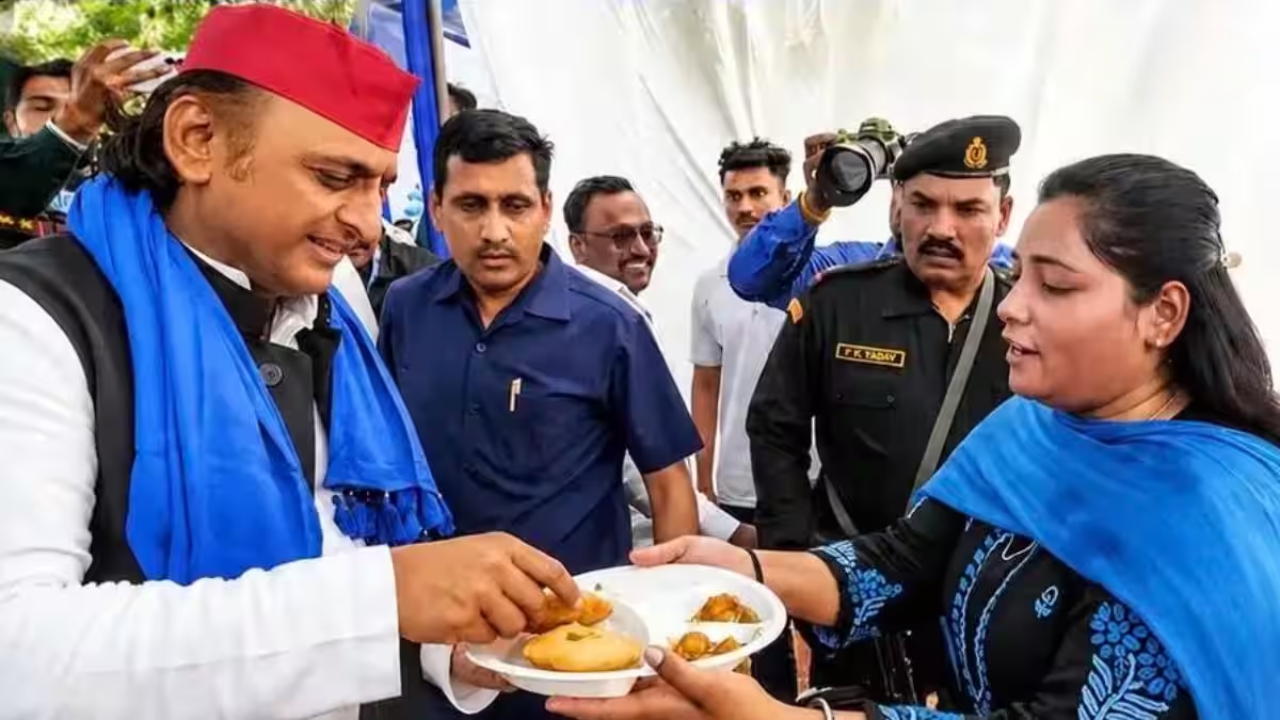 अखिलेश को पूड़ी खिलाने वाले कर्मचारी की बेटी पहुंची सपा दफ्तर, एक लाइन ने बढ़ाई सियासी गर्मी, जानिए क्या कहा?