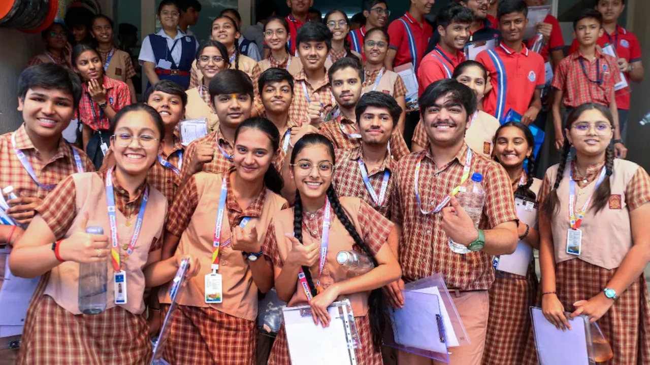 CBSE 12वीं का रिजल्ट जारी, लड़कियों ने फिर मारी बाजी, इस बार पास प्रतिशत में आई गिरावट