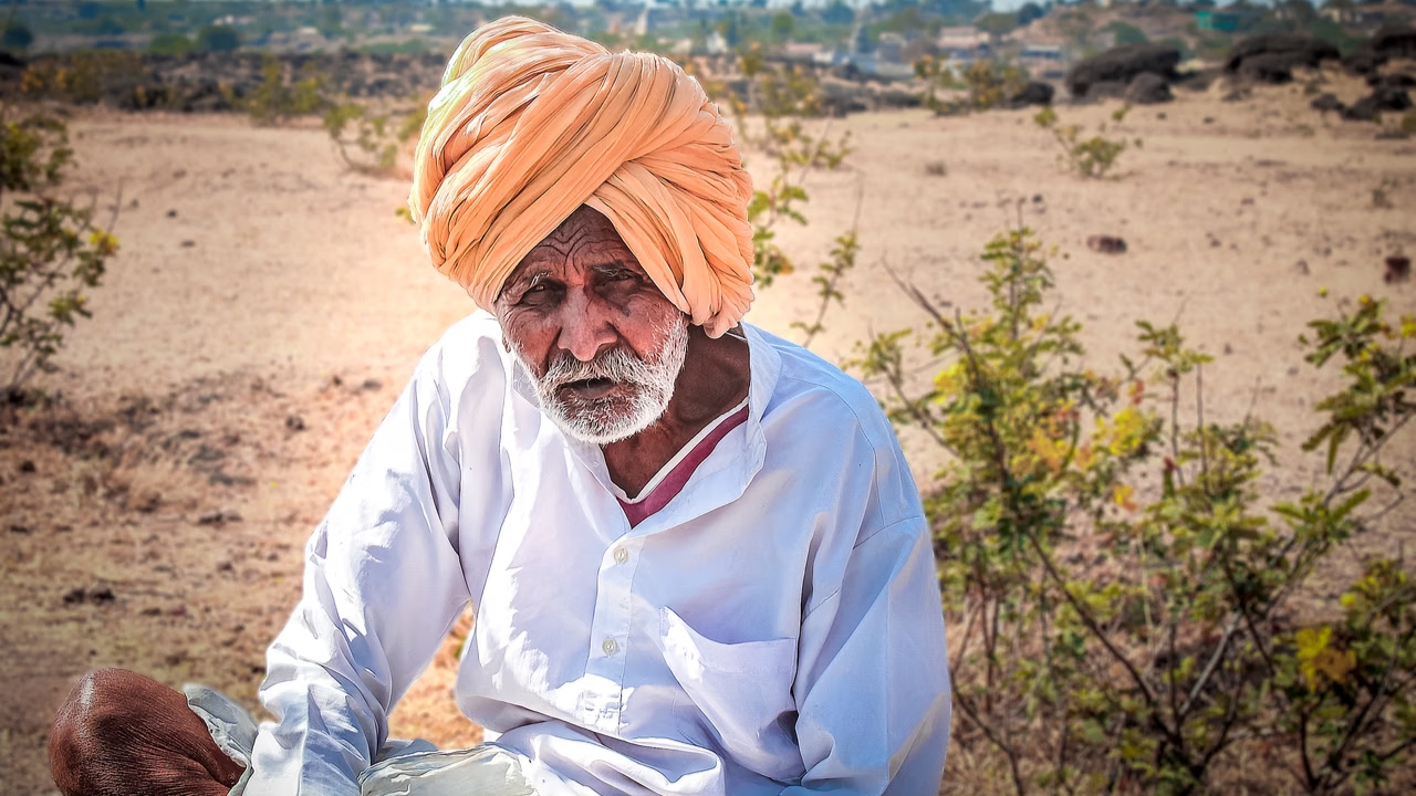 बदलते मौसम में बुज़ुर्गों की सेहत पर बढ़ा खतरा, इन लक्षणों को भूलकर भी न करें नजरअंदाज