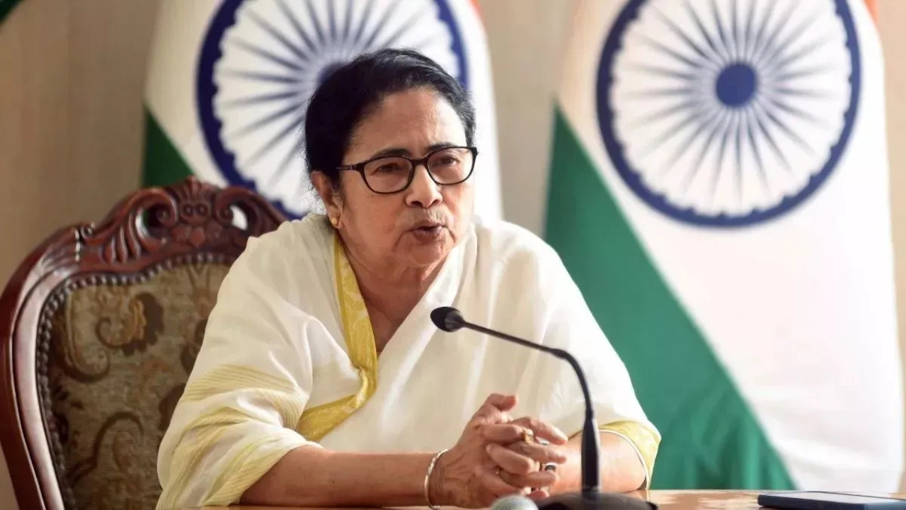ममता के इस्तीफा न देने वाले ऐलान से बंगाल में बढ़ा सियासी संकट, अब बीजेपी सरकार गठन को लेकर उलझन में