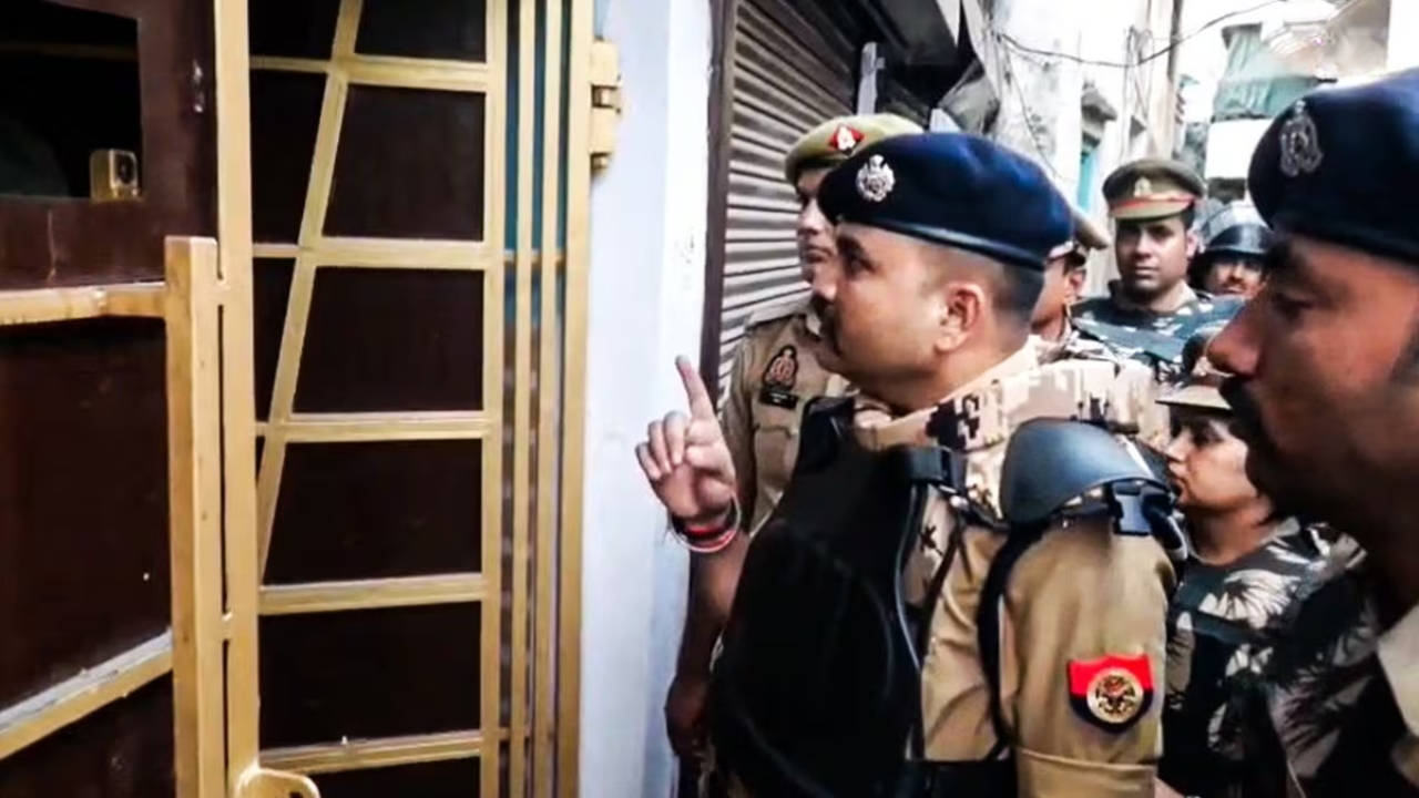 मेरठ में गैंगस्टर के घर पहुंचे SP सिटी, सख्त चेतावनी का वीडियो वायरल