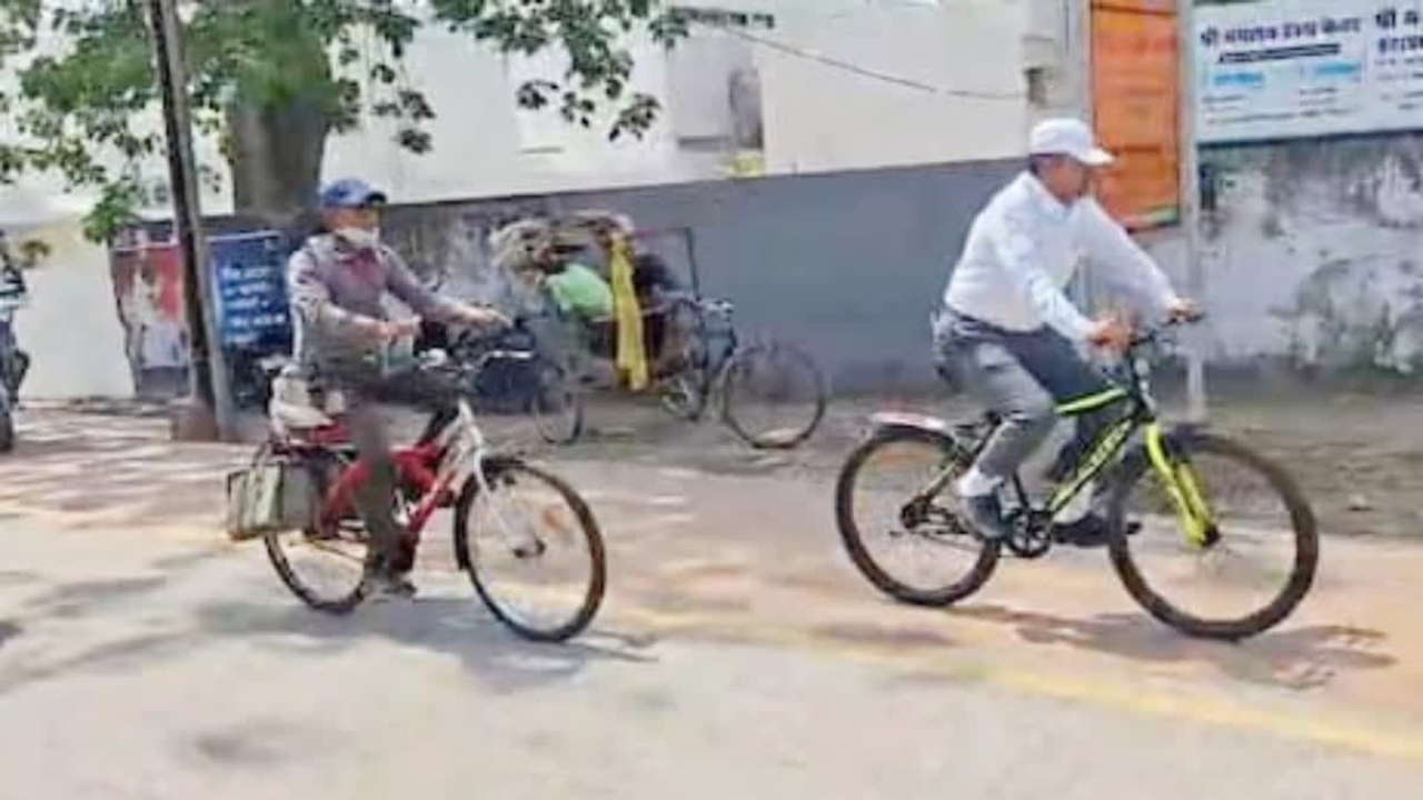 पीएम मोदी की अपील का असर, जज साइकिल पर तो मंत्री बिना काफिले निकले