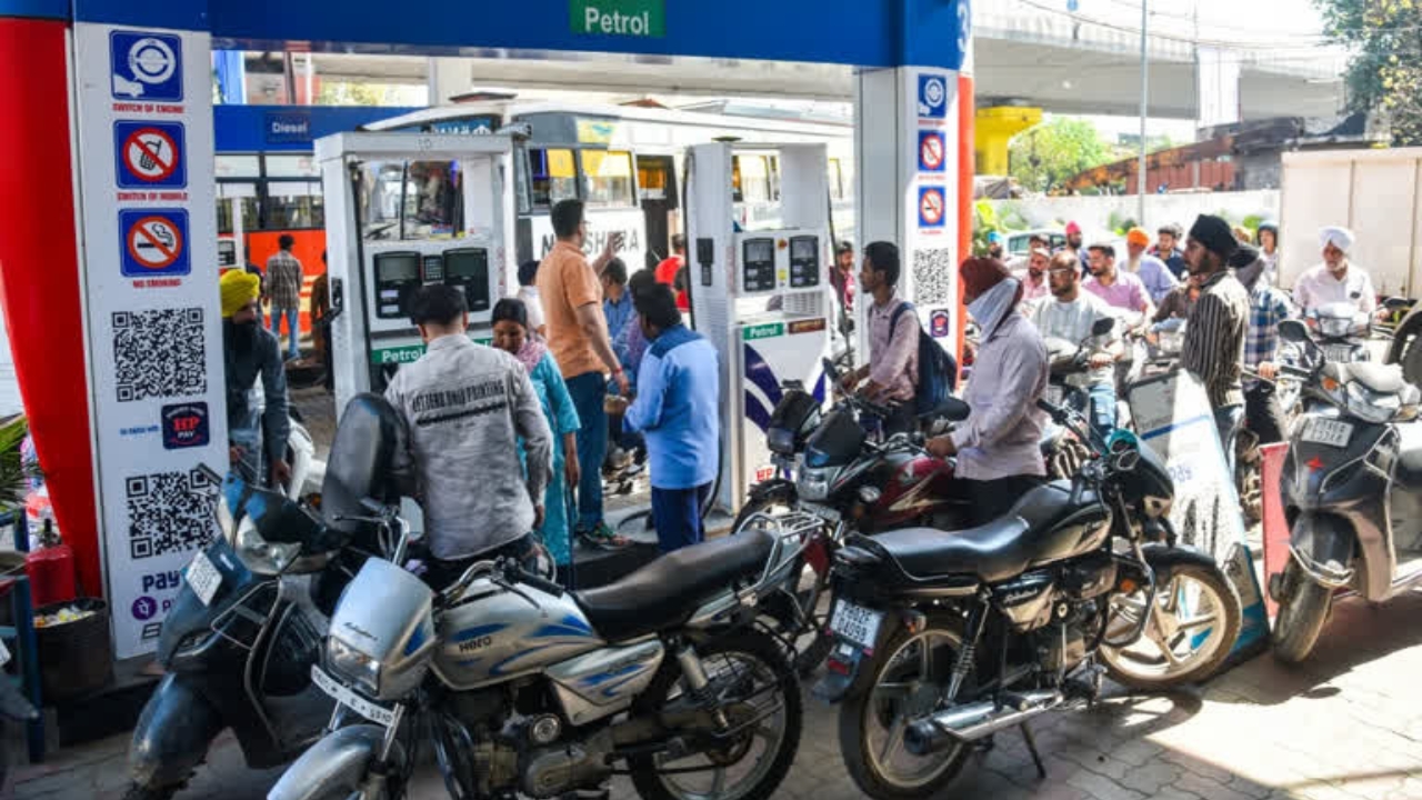पेट्रोल 3 रुपये महंगा, क्या अभी और बढ़ने वाले हैं ईंधन के दाम?