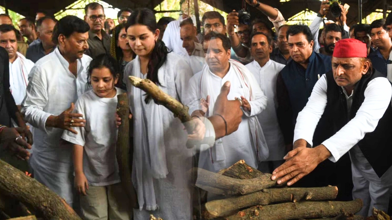 खामोश आंखें और अंतिम विदाई, प्रतीक यादव की बेटियों की तस्वीरों ने भावुक किया