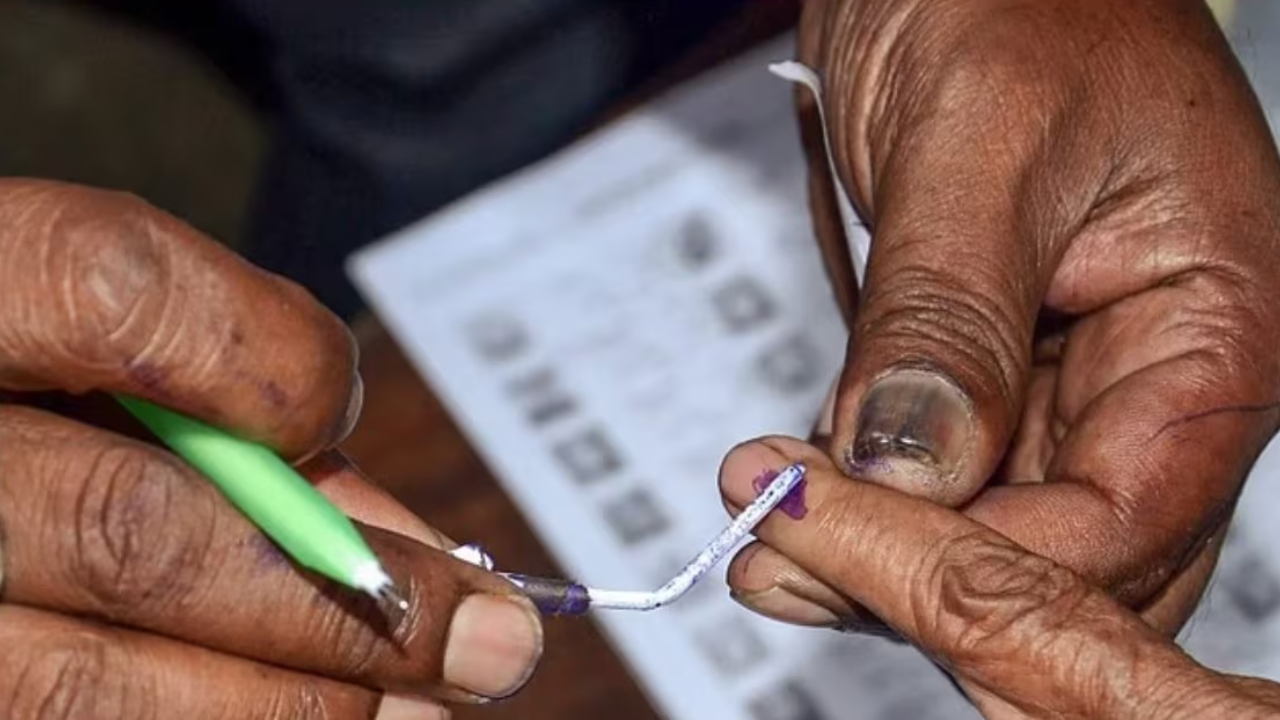 UP में पंचायत चुनाव पर बड़ा खेल, 2027 से पहले गांव की सरकार पर लगा ब्रेक !