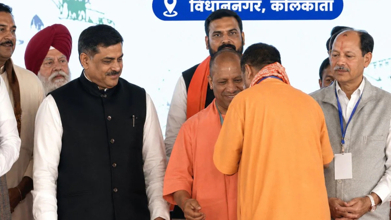 योगी का भगवा गमछा पहनते ही चर्चा में आए शुभेंदु अधिकारी, जानिए क्या रहा खास पल ?